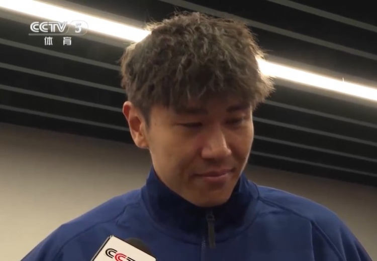 铁汉柔情!三镇球员刘奕鸣探望患病小球迷时哽咽